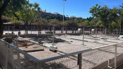 Zona pistas de petanca del Jardín de Andalucía de Elche en el que se están instalado zonas de sombra. Zona pistas de petanca del Jardín de Andalucía de Elche en el que se están instalado zonas de sombra.
