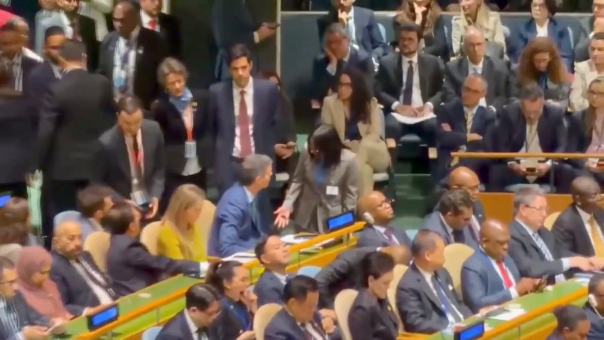 Delcy Rodríguez saluda a Pedro Sánchez en plena Asamblea de la ONU y acuerdan seguir dialogando por Venezuela Delcy Rodríguez saluda a Pedro Sánchez en plena Asamblea de la ONU y acuerdan seguir dialogando por Venezuela