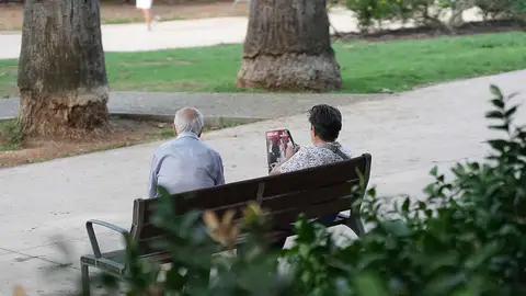 Imagen de dos personas jubiladas Imagen de dos personas jubiladas