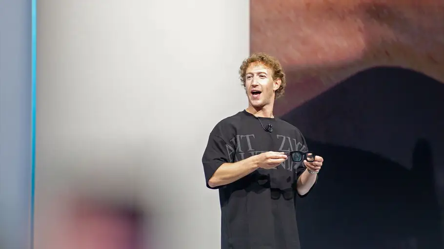 Mark Zuckerberg, CEO de Meta, presenta un prototipo de gafas inteligentes capaces de proyectar objetos digitales sobre lentes transparentes Mark Zuckerberg, CEO de Meta, presenta un prototipo de gafas inteligentes capaces de proyectar objetos digitales sobre lentes transparentes