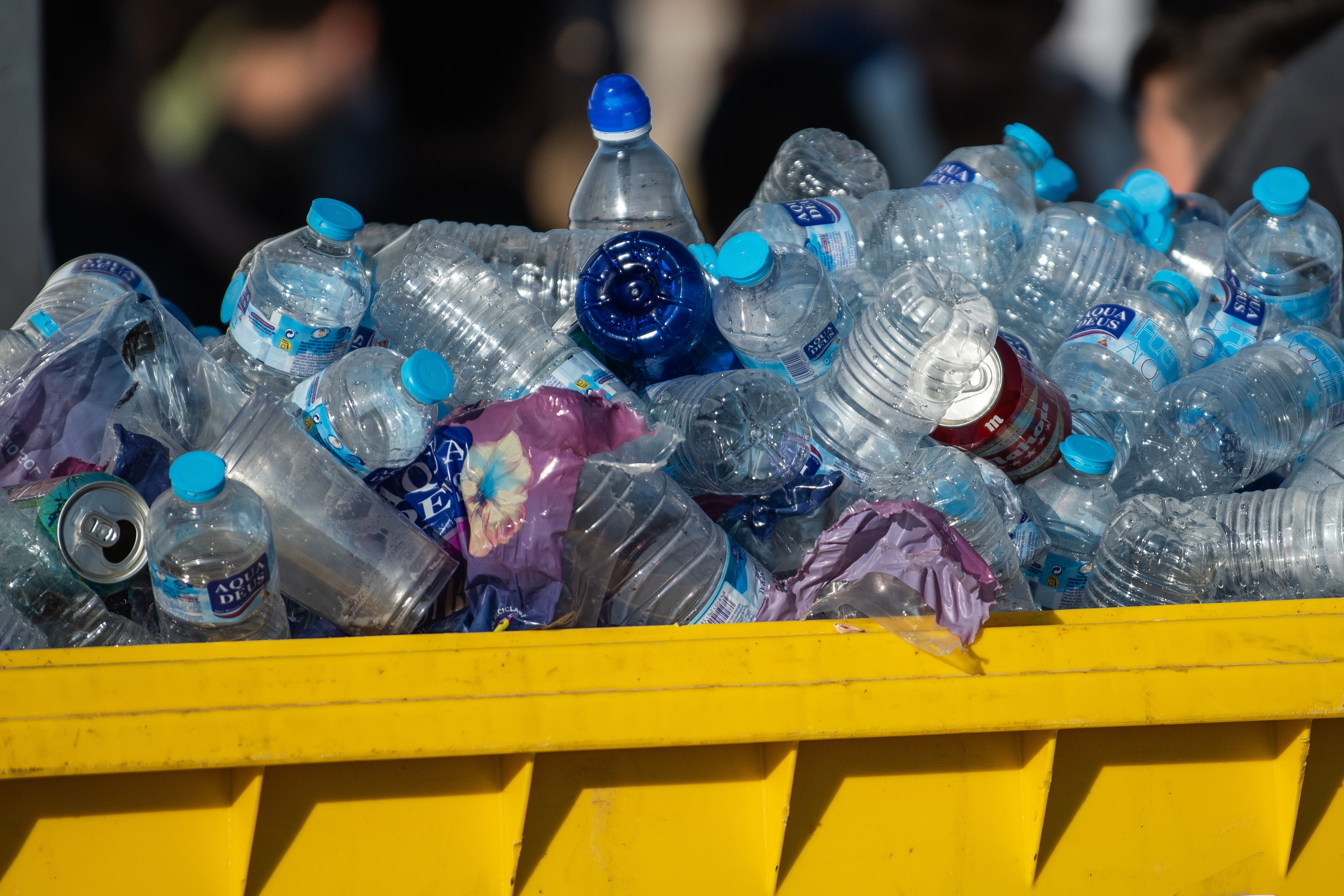 Un contenedor lleno de botellas de plástico Un contenedor lleno de botellas de plástico
