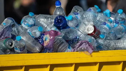 Un contenedor lleno de botellas de plástico Un contenedor lleno de botellas de plástico