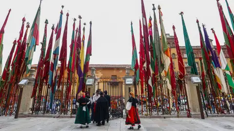 Hay acuerdo: el desfile de pendones lo organizarán el Ayuntamiento y la Asociación Reino de León Hay acuerdo: el desfile de pendones lo organizarán el Ayuntamiento y la Asociación Reino de León