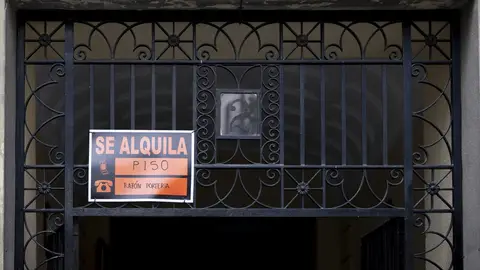 Un cartel de 'se alquila piso' en Madrid Un cartel de 'se alquila piso' en Madrid