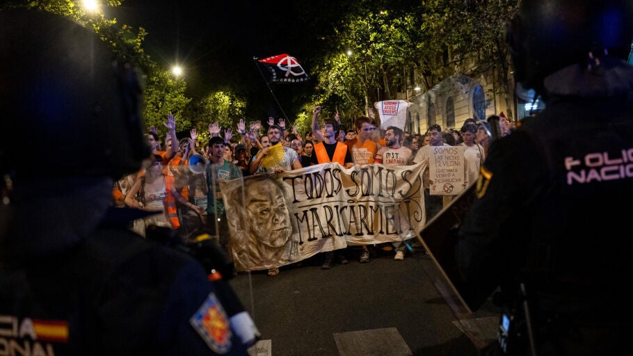 Varios centenares de personas se han concentrado frente al polémico ático comprado por la Comunidad de Madrid en el barrio de Chamberí para reclamar el "ático de Ayuso para Maricarmen", la anciana de 87 años que ha hecho frente este miércoles a la ejecución del desahucio de su vivienda.