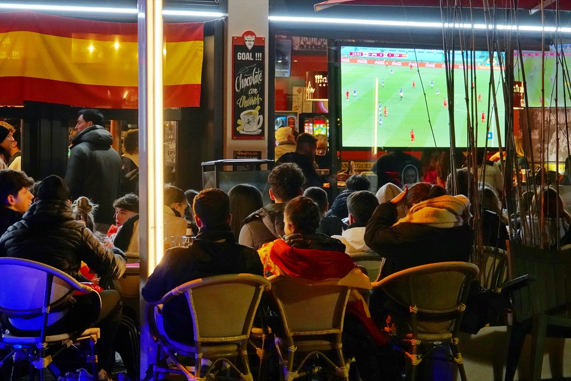 Varias personas ven en un bar un partido de la Selección Española Varias personas ven en un bar un partido de la Selección Española