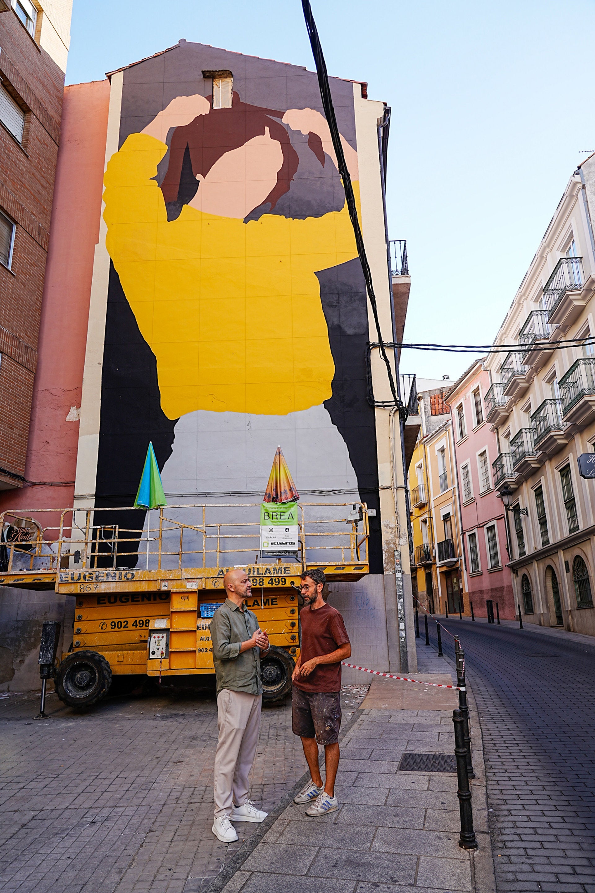 El artista JM Brea crea un mural en Cáceres encargado por Remudarte sobre la inclusión y el reciclaje textil El artista JM Brea crea un mural en Cáceres encargado por Remudarte sobre la inclusión y el reciclaje textil