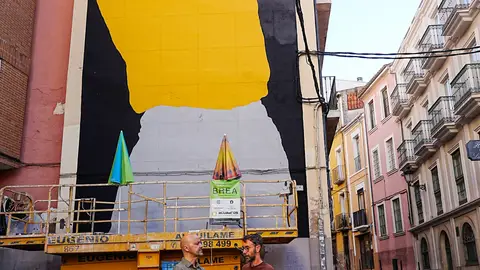 El artista JM Brea crea un mural en Cáceres encargado por Remudarte sobre la inclusión y el reciclaje textil El artista JM Brea crea un mural en Cáceres encargado por Remudarte sobre la inclusión y el reciclaje textil