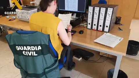 Dos investigados por vender entradas falsas para un partido de fútbol .