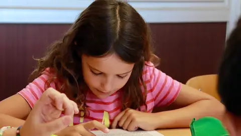 Una nena llegint a una escola de Cornellà de Llobregat Una nena llegint a una escola de Cornellà de Llobregat