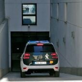 Un vehículo de la Guardia Civil accede a los juzgados, en una imagen de archivo.