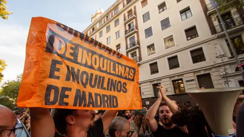 Cientos de personas manifestándose por el desahucio de Maricarmen en Madrid Cientos de personas manifestándose por el desahucio de Maricarmen en Madrid