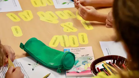 Alumnes a una aula de Cornellà de Llobregat Alumnes a una aula de Cornellà de Llobregat