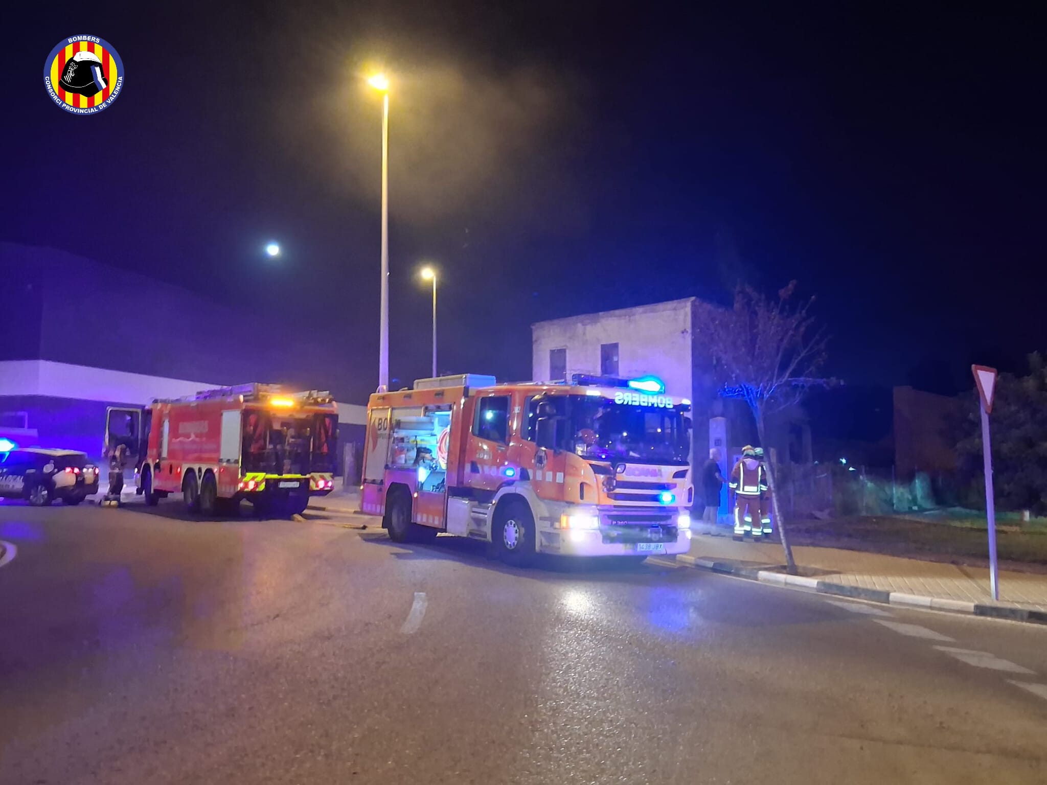 Un incendio obliga a intervenir a los bomberos en una vivienda abandonada de Puerto de Sagunto Un incendio obliga a intervenir a los bomberos en una vivienda abandonada de Puerto de Sagunto