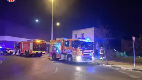 Un incendio obliga a intervenir a los bomberos en una vivienda abandonada de Puerto de Sagunto Un incendio obliga a intervenir a los bomberos en una vivienda abandonada de Puerto de Sagunto
