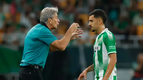 El entrenador del Betis, Manuel Pellegrini (i), da instrucciones a su jugador Dani Ceballos durante el partido de la jornada 6 de LaLiga entre Betis y Getafe, en el estadio de La Cartuja en Sevilla El entrenador del Betis, Manuel Pellegrini (i), da instrucciones a su jugador Dani Ceballos durante el partido de la jornada 6 de LaLiga entre Betis y Getafe, en el estadio de La Cartuja en Sevilla