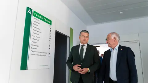Antonio Sanz, consejero de Sanidad, y Gabriel Amat, alcalde de Roquetas, durante la visita al hospital Antonio Sanz, consejero de Sanidad, y Gabriel Amat, alcalde de Roquetas, durante la visita al hospital