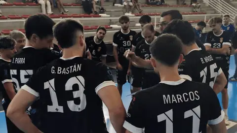 Guardiola da indicaciones a los jugadores del BM Elda. Guardiola da indicaciones a los jugadores del BM Elda.