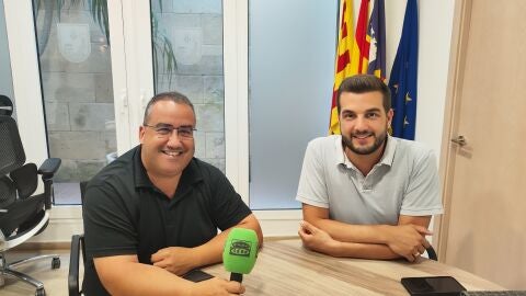 Pedro Pons, alcalde, y Ramon Sintes, concejal de Turismo de Ferreries. Pedro Pons, alcalde, y Ramon Sintes, concejal de Turismo de Ferreries.