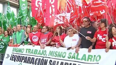Los Sindicatos mantienen sus movilizaciones y huelga por la propuesta "insuficiente" de homologación de empleados públicos Los Sindicatos mantienen sus movilizaciones y huelga por la propuesta "insuficiente" de homologación de empleados públicos