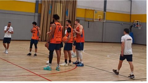 Leo Westermann, en el centro de la foto, en un entrenamiento del Leyma Basquet Coruña Leo Westermann, en el centro de la foto, en un entrenamiento del Leyma Basquet Coruña