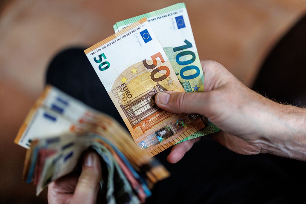 ¿Puede una tienda negarse a aceptar un billete de 100 o 200 euros? Esto dice la normativa ¿Puede una tienda negarse a aceptar un billete de 100 o 200 euros? Esto dice la normativa