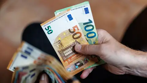 ¿Puede una tienda negarse a aceptar un billete de 100 o 200 euros? Esto dice la normativa ¿Puede una tienda negarse a aceptar un billete de 100 o 200 euros? Esto dice la normativa
