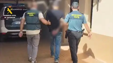 Detenido un varón por intentar robar una cadena de oro en Zorita a una mujer a la que causó roces en el cuello Detenido un varón por intentar robar una cadena de oro en Zorita a una mujer a la que causó roces en el cuello
