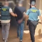 Detenido un varón por intentar robar una cadena de oro en Zorita a una mujer a la que causó roces en el cuello
