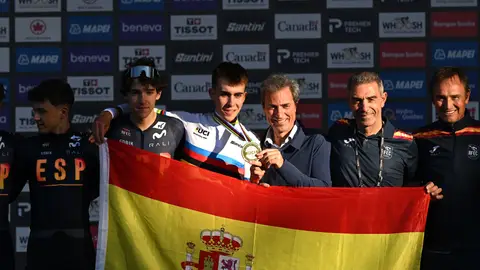 Benjamin Noval junto a la delegación española y el seleccionador, Eleuterio Anguita Benjamin Noval junto a la delegación española y el seleccionador, Eleuterio Anguita
