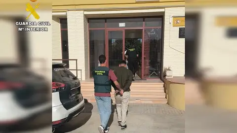 Agentes de la Guardia Civil con uno de los detenidos. Agentes de la Guardia Civil con uno de los detenidos.