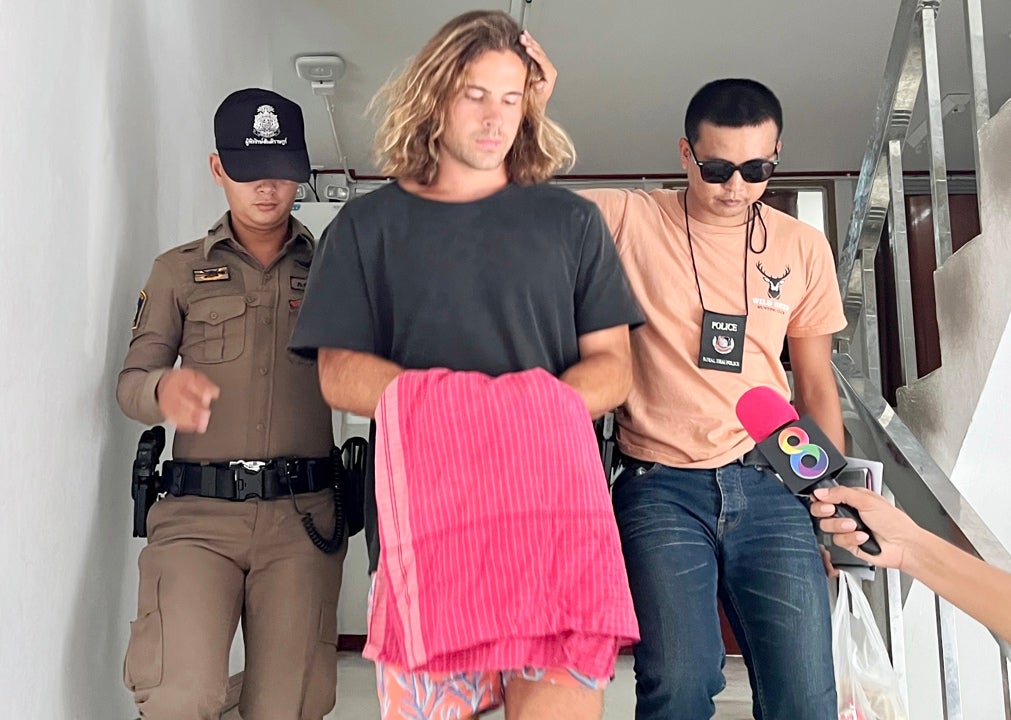 Imagen de archivo del español Daniel Sancho Bronchalo (C) escoltado por policías de Tailandia. Imagen de archivo del español Daniel Sancho Bronchalo (C) escoltado por policías de Tailandia.