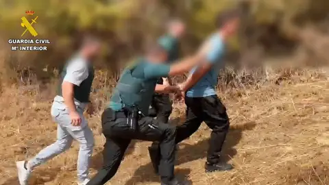 Detenidos tres ocupantes de un coche robado en Madrid tras una persecución de más de 100 kilómetros por Cáceres Detenidos tres ocupantes de un coche robado en Madrid tras una persecución de más de 100 kilómetros por Cáceres