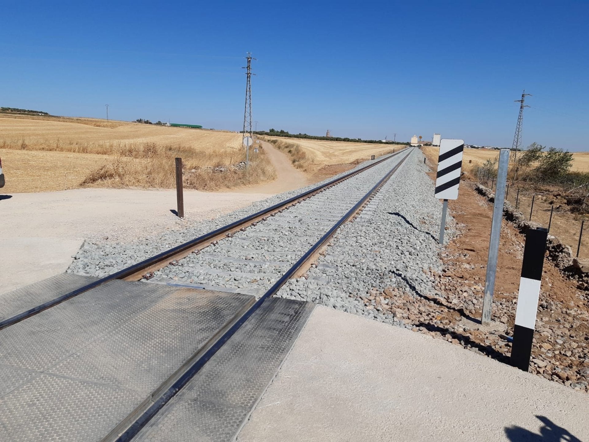 Adif adjudica por 3,3 millones la mejora de la protección de nueve pasos a nivel en la provincia de Badajoz Adif adjudica por 3,3 millones la mejora de la protección de nueve pasos a nivel en la provincia de Badajoz