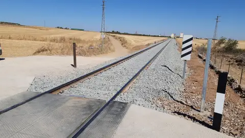 Adif adjudica por 3,3 millones la mejora de la protección de nueve pasos a nivel en la provincia de Badajoz Adif adjudica por 3,3 millones la mejora de la protección de nueve pasos a nivel en la provincia de Badajoz