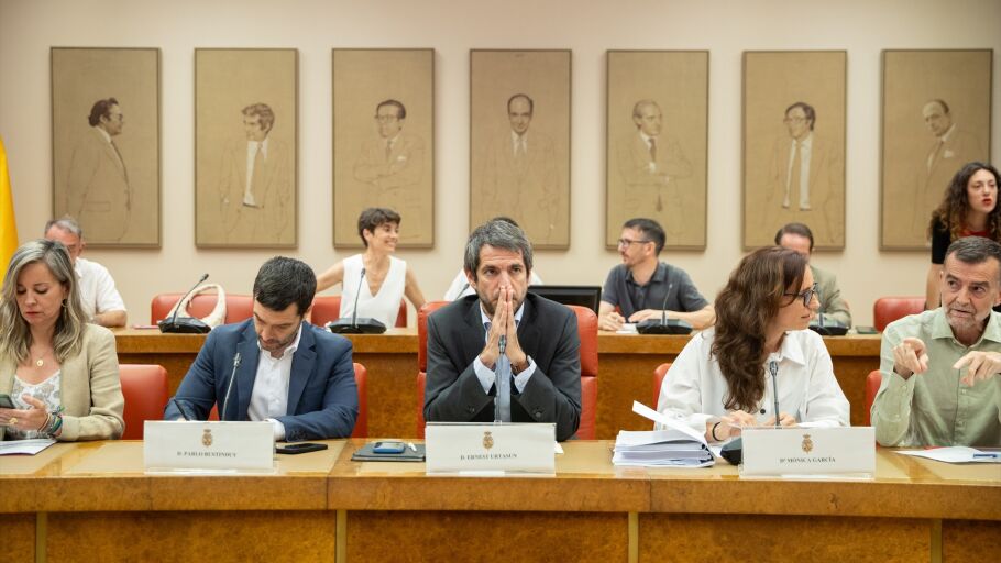 En primera fila, de izquierda a derecha, la portavoz de Sumar en el Congreso, Ver&oacute;nica Barbero, el ministro de Consumo y Derechos Sociales, Pablo Bustinduy, el ministro de Cultura, Ernest Urtasun, la ministra de Sanidad, M&oacute;nica Garc&iacute;a, y el coordinador general de Izquierda Unida, Antonio Ma&iacute;llo