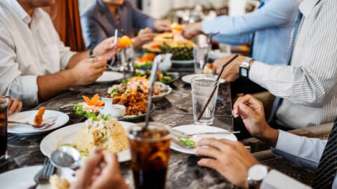 Bares y restaurantes. Casi el 80% de los españoles gasta más en alimentación fuera del hogar Bares y restaurantes. Casi el 80% de los españoles gasta más en alimentación fuera del hogar