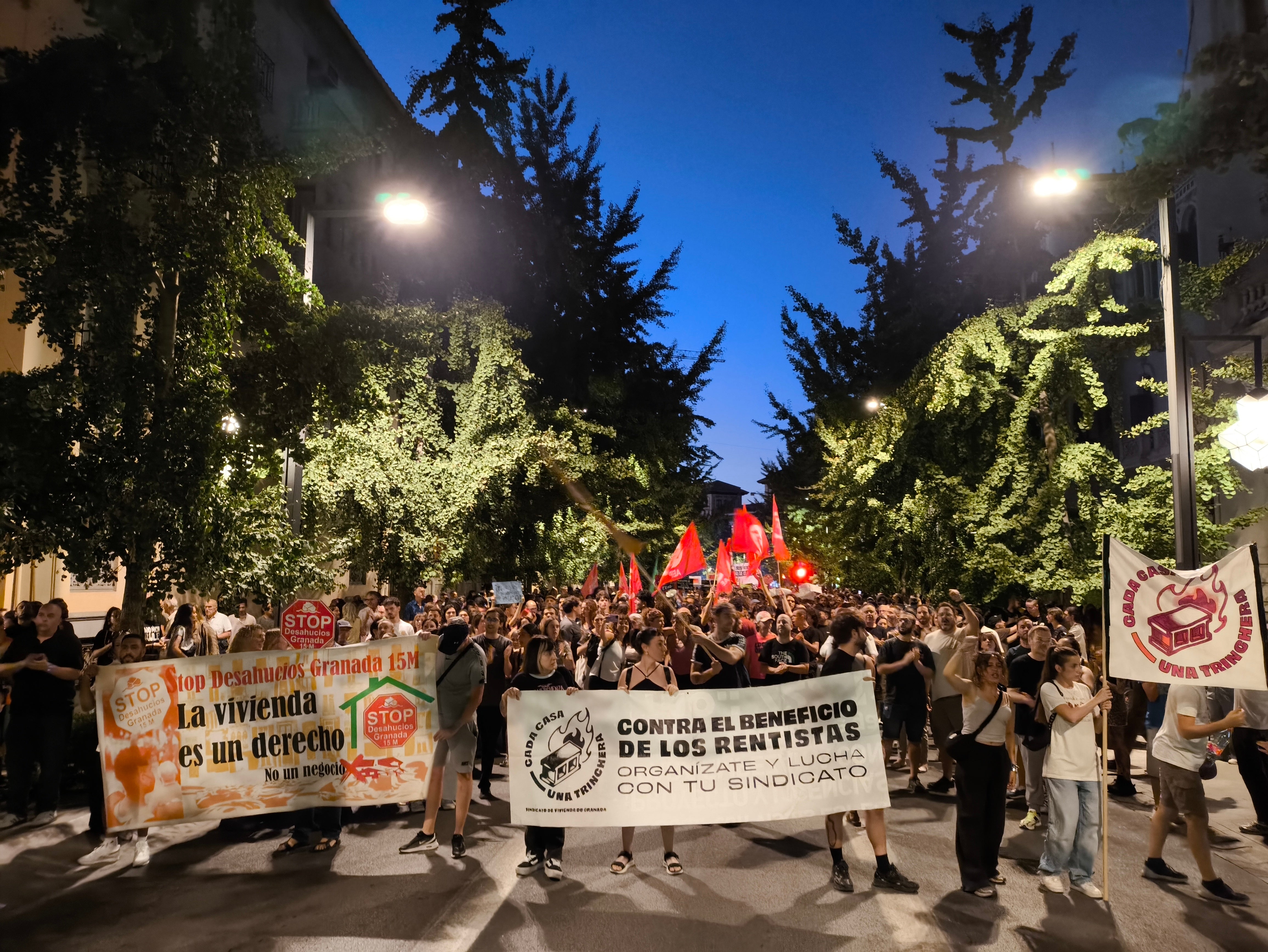 Granada se moviliza por Maricarmen tras su desahucio en Madrid: cientos de granadinos salen a la calle Granada se moviliza por Maricarmen tras su desahucio en Madrid: cientos de granadinos salen a la calle