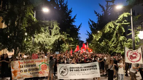 Granada se moviliza por Maricarmen tras su desahucio en Madrid: cientos de granadinos salen a la calle Granada se moviliza por Maricarmen tras su desahucio en Madrid: cientos de granadinos salen a la calle