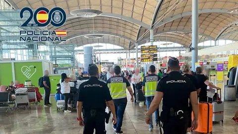 Agentes de la Policía Nacional en el Aeropuerto Alicante-Elche 'Miguel Hernández'. Agentes de la Policía Nacional en el Aeropuerto Alicante-Elche 'Miguel Hernández'.