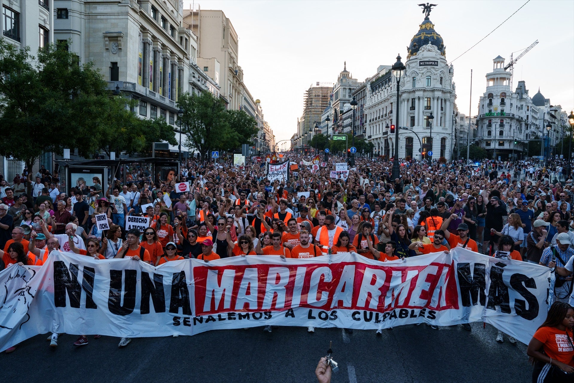 Miles de personas inundan las calles de Madrid tras el desahucio de Maricarmen Miles de personas inundan las calles de Madrid tras el desahucio de Maricarmen
