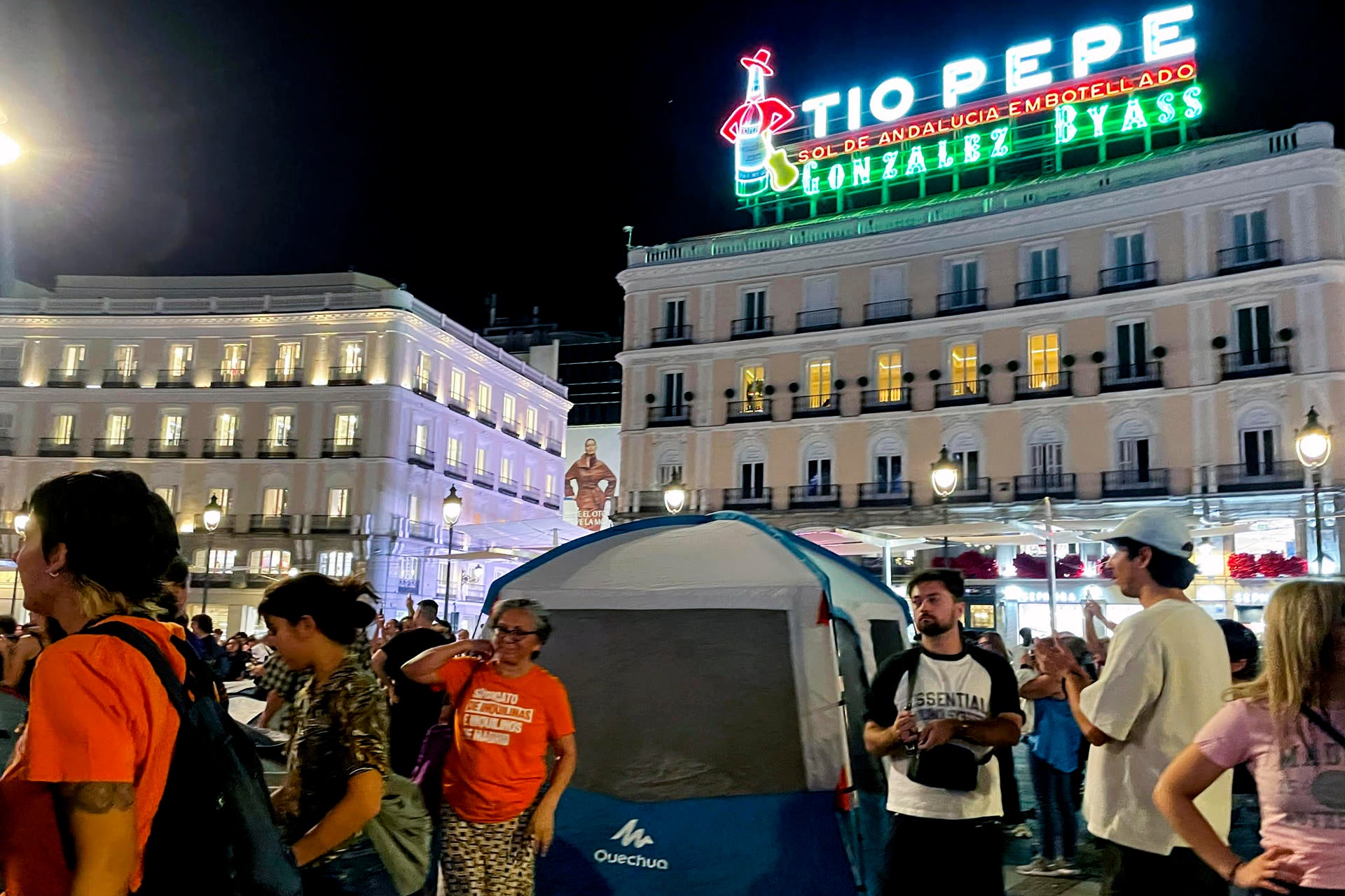 La manifestación por la crisis de la vivienda termina con una acampada en la puerta del Sol: "O cae el rentismo o cae el Gobierno" La manifestación por la crisis de la vivienda termina con una acampada en la puerta del Sol: "O cae el rentismo o cae el Gobierno"