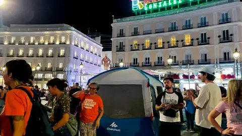 Cientos de personas comienzan una acampada improvisada en Sol Cientos de personas comienzan una acampada improvisada en Sol