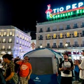 Cientos de personas comienzan una acampada improvisada en Sol