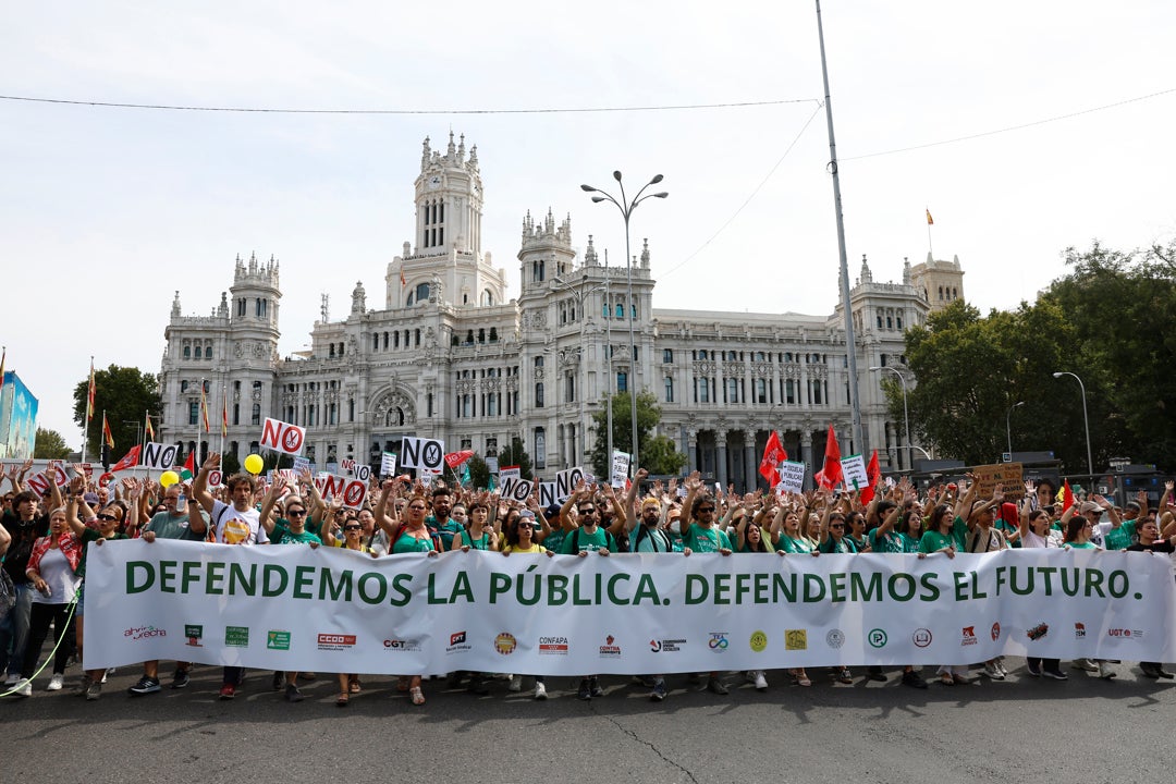 Miles de personas se manifiestan en defensa de la educación pública y contra los recortes Miles de personas se manifiestan en defensa de la educación pública y contra los recortes