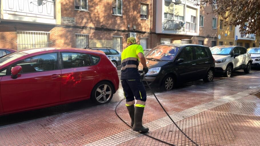 Operario de la limpieza trabajando en las calles de Alcal&aacute; de Henares