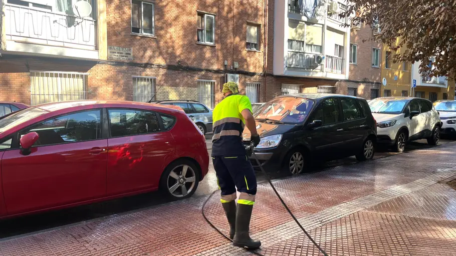 Siete equipos implementan un nuevo plan de limpiezas intensivas en Alcalá de Henares Operario de la limpieza trabajando en las calles de Alcalá de Henares
