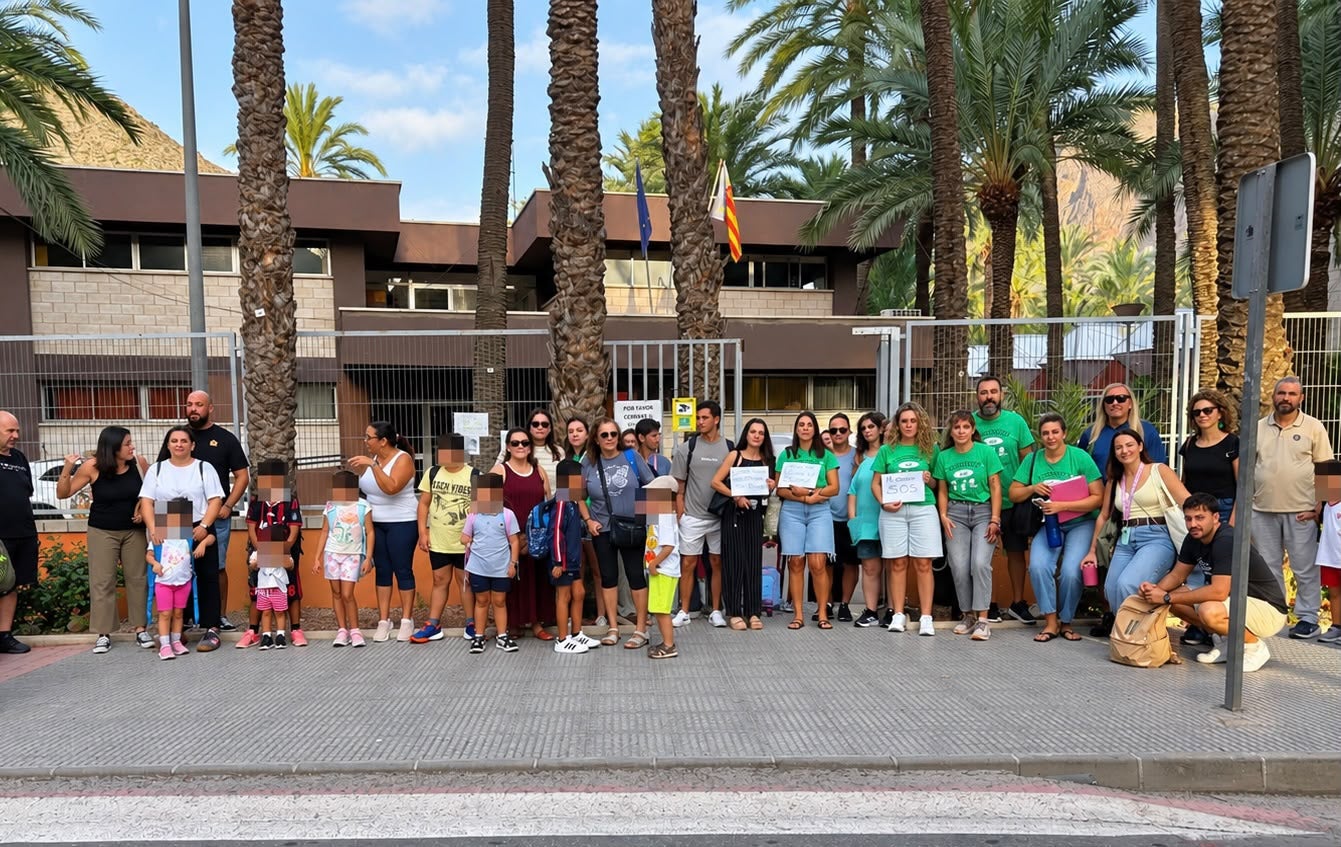 La AMPA del 'Fernando de Loaces' mantendrá las concentraciones para denunciar las deficiencias y falta de seguridad del colegio La AMPA del 'Fernando de Loaces' mantendrá las concentraciones para denunciar las deficiencias y falta de seguridad del colegio