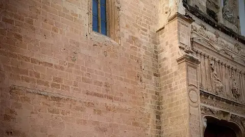 Inscripción de José Antonio Primo de Rivera en la fachada de la Catedral de Almería Inscripción de José Antonio Primo de Rivera en la fachada de la Catedral de Almería