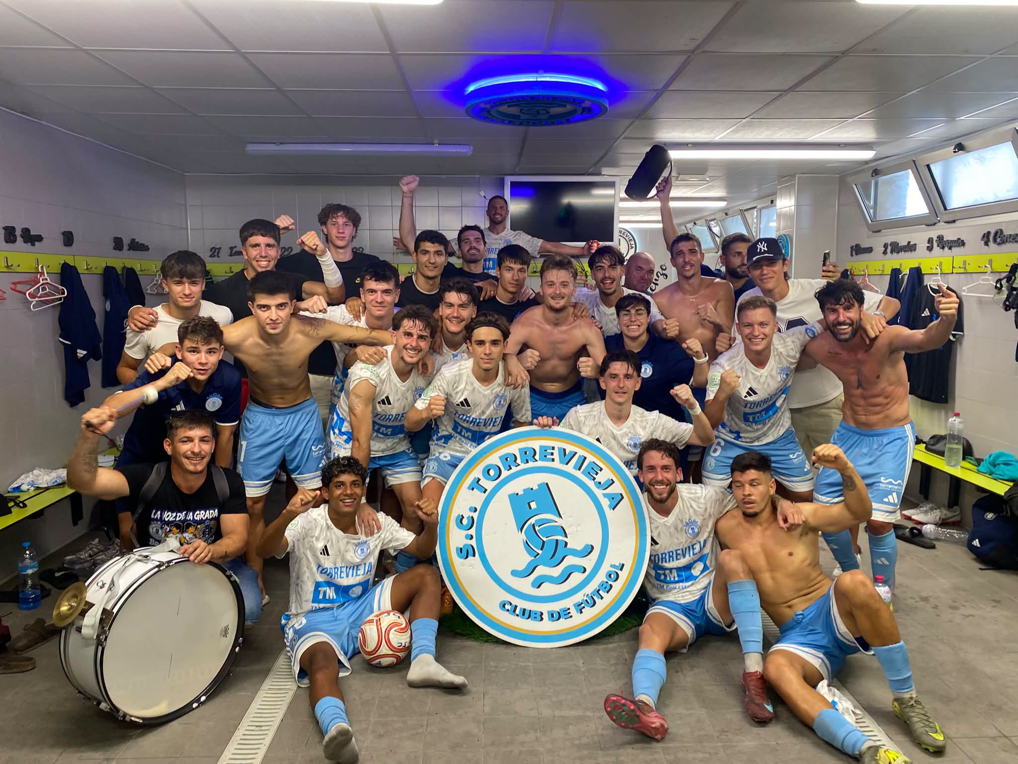 El SC Torrevieja resiste con diez jugadores y logra una importante victoria ante el Soneja (2-0) El SC Torrevieja resiste con diez jugadores y logra una importante victoria ante el Soneja (2-0)